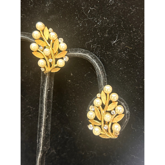Signed Crown Trifari Clip-On Earrings Faux Pearl & Rhinestone Gold Tone Vintage - Picture 1 of 8